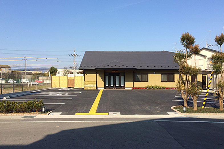 広々とした敷地に和モダン風の建物